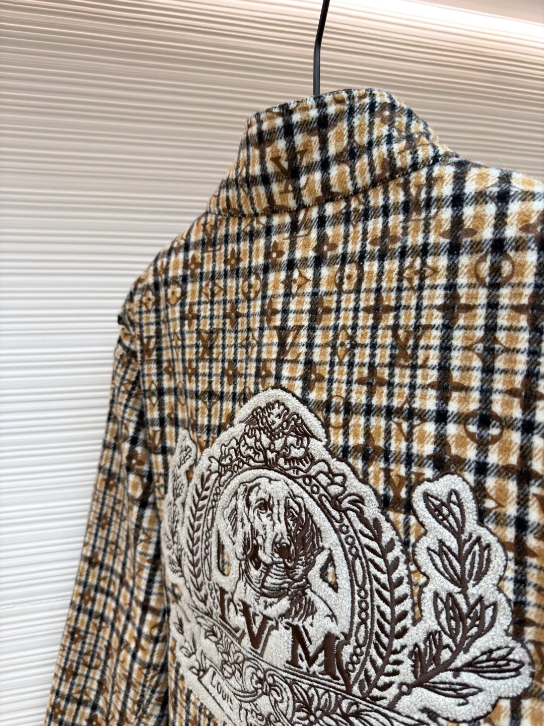 LOUIS VUITTON houndstooth presbyopic jacket ●Original version: Purchased and developed at 28599 ●Item number: 1681208-C45 ●Material: houndstooth fabric ●Technology: patch production ●Color: brown ●Version: Fitted version ●Weight: about 1050 grams ●Size: S-M-L-XL ●Description: Taking inspiration from the Dandy tailoring admired by British dog-walking gentlemen, with a full-frame Monogram The pattern revisits the Prince of Wales check. Beaded 1V patches and 1V Dog badges sit on the chest and back for an eclectic mix of preppy and edgy style. The overall routing is straight and delicate, the fabric is comfortable and soft, the color is consistent and there is no color difference, it can be matched with the same style to create a fashionable look, and can be used in various occasions, customized accessories, complete with three standards, the same style for men and women!
